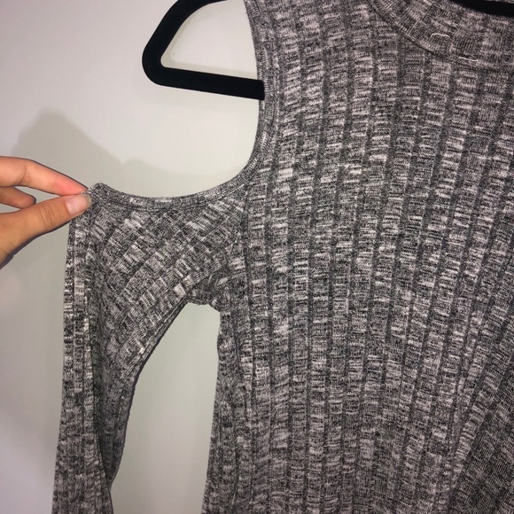 Mock neck grey/black AE shirt. Size M but fits SM - Picture 3 of 3